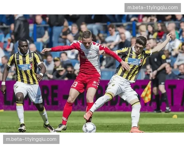 奈梅亨定位球战术设计精巧，利用PSV防线高空防守薄弱环节得分